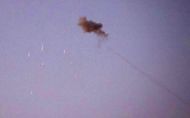 Illustration : Le système de défense anti-missile "Dôme de fer" interceptant des roquettes tirées par des terroristes palestiniens depuis la bande de Gaza, à proximité du kibboutz Kfar Aza le long de la frontière entre Israël et Gaza, le 13 juin 2024. (Crédit : Jack Guez/AFP) Illustration : Le système de défense anti-missile "Dôme de fer" interceptant des roquettes tirées par des terroristes palestiniens depuis la bande de Gaza, à proximité du kibboutz Kfar Aza le long de la frontière entre Israël et Gaza, le 13 juin 2024. (Crédit : Jack Guez/AFP)