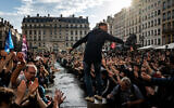 Raphael Arnault (au centre), co-fondateur de la "Jeune garde antifasciste", lors d'un rassemblement contre l'extrême droite après les résultats des élections européennes, à Lyon, dans l'est de la France, le 14 juin 2024. (Crédit : JEFF PACHOUD / AFP)