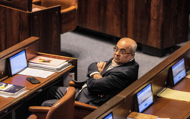 Illustration : Le député Hadash-Taal Ahmad Tibi lors d'une session parlementaire, à la Knesset, à Jérusalem, le 25 juin 2024. (Crédit : Menahem Kahana/AFP) Illustration : Le député Hadash-Taal Ahmad Tibi lors d'une session parlementaire, à la Knesset, à Jérusalem, le 25 juin 2024. (Crédit : Menahem Kahana/AFP)