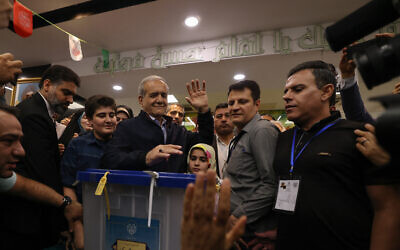 Le candidat à la présidence iranienne et réformateur Massoud Pezeshkian votant dans un bureau de vote à Téhéran lors de l'élection présidentielle iranienne, le 28 juin 2024. (Crédit : Atta Kenare/AFP)