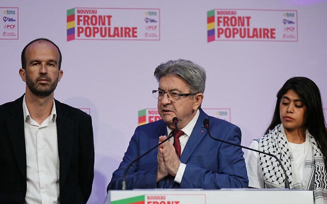 Jean-Luc Melenchon (au centre), leader du parti de gauche La France Insoumise (LFI), membre de la coalition de gauche Nouveau Front populaire (NFP), entouré de l'avocate franco-palestinienne et députée européenne Rima Hassan (Centre- droite) et du député LFI Manuel Bompard (centre-gauche) prononçant un discours après l'annonce des résultats du premier tour des élections législatives, à La Faïencerie, à Paris, le 30 juin 2024. (Crédit : Dimitar Dilkoff/AFP) Jean-Luc Melenchon (au centre), leader du parti de gauche La France Insoumise (LFI), membre de la coalition de gauche Nouveau Front populaire (NFP), entouré de l'avocate franco-palestinienne et députée européenne Rima Hassan (Centre- droite) et du député LFI Manuel Bompard (centre-gauche) prononçant un discours après l'annonce des résultats du premier tour des élections législatives, à La Faïencerie, à Paris, le 30 juin 2024. (Crédit : Dimitar Dilkoff/AFP)