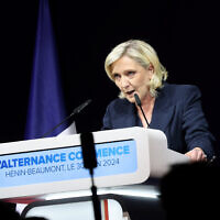 L'ancienne présidente du groupe parlementaire français d'extrême droite du Rassemblement national, Marine Le Pen, prononçant un discours lors de la soirée de résultats du premier tour des élections législatives, à Henin-Beaumont, dans le nord de la France, le 30 juin 2024. (Crédit : Crédit : François Lo Presti/AFP)