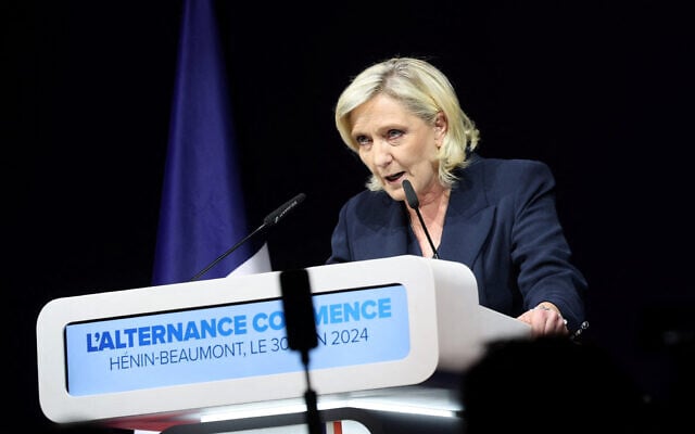 L'ancienne présidente du groupe parlementaire français d'extrême droite du Rassemblement national, Marine Le Pen, prononçant un discours lors de la soirée de résultats du premier tour des élections législatives, à Henin-Beaumont, dans le nord de la France, le 30 juin 2024. (Crédit : Crédit : François Lo Presti/AFP) L'ancienne présidente du groupe parlementaire français d'extrême droite du Rassemblement national, Marine Le Pen, prononçant un discours lors de la soirée de résultats du premier tour des élections législatives, à Henin-Beaumont, dans le nord de la France, le 30 juin 2024. (Crédit : Crédit : François Lo Presti/AFP)