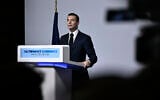Le président du parti d'extrême droite Rassemblement national (RN) et chef de file des euro-députés, Jordan Bardella, prononçant un discours lors de la soirée de résultats du premier tour des élections législatives, à Paris, le 30 juin 2024. (Crédit : Julien De Rosa / AFP)