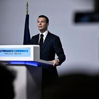 Le président du parti d'extrême droite Rassemblement national (RN) et chef de file des euro-députés, Jordan Bardella, prononçant un discours lors de la soirée de résultats du premier tour des élections législatives, à Paris, le 30 juin 2024. (Crédit : Julien De Rosa / AFP)