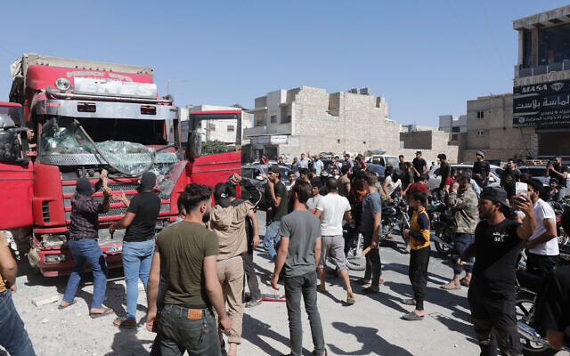 Des manifestants attaquent un camion turc lors de manifestations contre la Turquie à al-Bab, dans le nord de la région d'Alep tenue par l'opposition syrienne, le 1er juillet 2024. (Crédit : Bakr ALKASEM / AFP) Des manifestants attaquent un camion turc lors de manifestations contre la Turquie à al-Bab, dans le nord de la région d'Alep tenue par l'opposition syrienne, le 1er juillet 2024. (Crédit : Bakr ALKASEM / AFP)