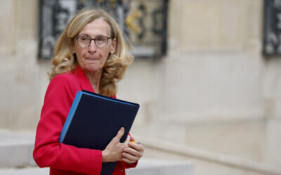 La ministre française de l'Education nationale et de la Jeunesse, Nicole Belloubet, quitte le Palais présidentiel de l'Elysée après la réunion hebdomadaire du cabinet, le 3 juillet 2024. (Crédit : Ludovic MARIN / AFP)