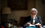 Roland Dumas, chez lui, à Paris, le 4 avril 2011. (Crédit : Martin BUREAU / AFP)