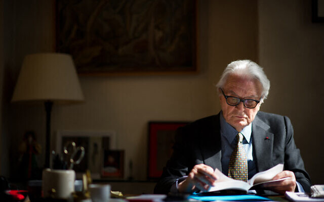 Roland Dumas, chez lui, à Paris, le 4 avril 2011. (Crédit : Martin BUREAU / AFP)