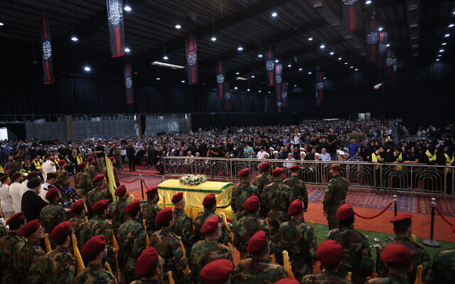 Des terroristes du Hezbollah au tour le cercueil du commandant Mohammed Naameh Nasser lors de ses funérailles, dans la banlieue sud de Beyrouth, le 4 juillet 2024. (Crédit : Anwar Amro/AFP)