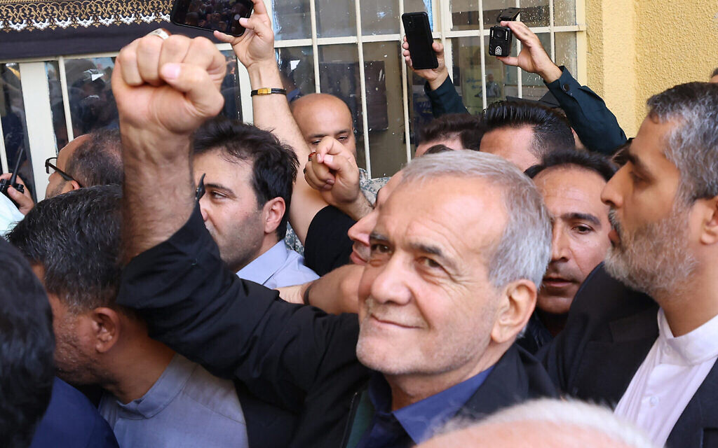 Le candidat iranien réformiste Masoud Pezeshkian après avoir voté aux présidentielles à Shareh Qods, à l'Oest de Téhéran, le 5 juillet 2024. (Crédit : ATTA KENARE / AFP) Le candidat iranien réformiste Masoud Pezeshkian après avoir voté aux présidentielles à Shareh Qods, à l'Oest de Téhéran, le 5 juillet 2024. (Crédit : ATTA KENARE / AFP)