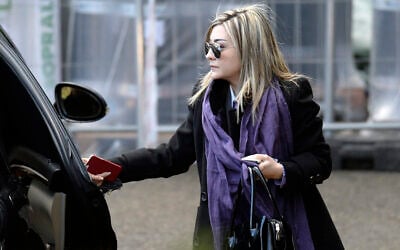 Luna Chebel (Shibl), membre de la délégation gouvernementale syrienne, arrive pour rencontrer l'envoyé à la Syrie à LONU -Ligue arabe Lakhdar Brahimi  aux pourparlers de paix "Genève II" à Genève, le 24 janvier 2024. (Crédit :Philippe DESMAZES / AFP)
