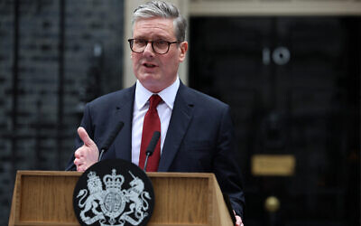 Le nouveau Premier ministre britannique Keir Starmer, chef du Labour Party, s'adressant à la nation après sa victoire aux élections générales, devant le 10 Downing Street, à Londres, le 5 juillet 2024. (Crédit : Henry Nicholls/AFP)