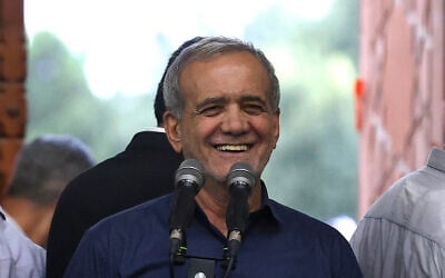 Le président iranien nouvellement élu Masoud Pezeshkian s'exprimant lors d'une visite au sanctuaire du fondateur de la République islamique, l'Ayatollah Ruhollah Khomeini, à Téhéran, le 6 juillet 2024. (Crédit : Atta Kenare/AFP)