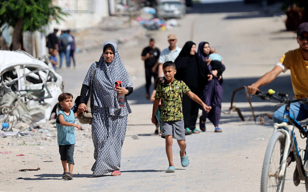 Des Palestiniens fuyant suite à un avertissement de l'armée israélienne d'évacuer une zone de la ville de Gaza, le 7 juillet 2024 (Crédit : Omar al-Qattaa/AFP)