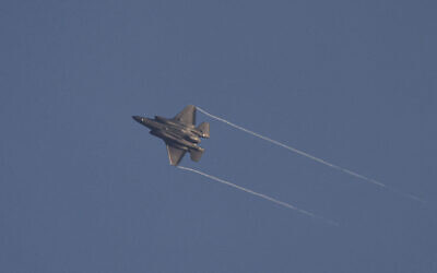 Illustration : Un avion de chasse de l'armée de l'air israélienne survolant la zone frontalière avec le sud du Liban, le 7 juillet 2024. (Crédit : Jalaa Marey/AFP)