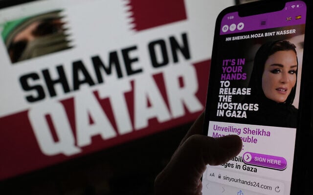 Sites web anti-Qatar sur l'écran d'un ordinateur ou d'un smartphone, des sites web louches appelant au boycott du Qatar, un panneau d'affichage à New York Times Square ciblant ses dirigeants, et une boutique de marketing vietnamienne diffusant des centaines de publicités Facebook calomnieuses - une opération d'influence tentaculaire cherche à vilipender l'État du Golfe qui sert de médiateur entre Israël et le groupe terroriste palestinien du Hamas, sur cette illustration créée à Los Angeles, le 7 juin 2024. (Crédit : Chris Delmas/AFP)