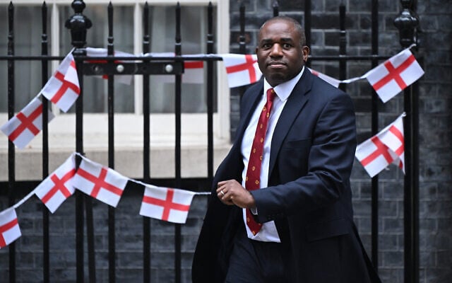 Le ministre britannique des Affaires étrangères, David Lammy, à l'issue d'une réunion du Cabinet, au 10 Downing Street, à Londres, le 9 juillet 2024. (Crédit : Justin Tallis/AFP) Le ministre britannique des Affaires étrangères, David Lammy, à l'issue d'une réunion du Cabinet, au 10 Downing Street, à Londres, le 9 juillet 2024. (Crédit : Justin Tallis/AFP)