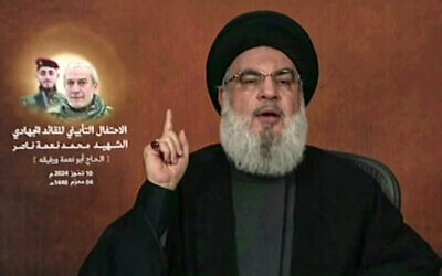 Le chef du groupe terroriste libanais, Hassan Nasrallah, prononçant un discours depuis un lieu non divulgué au Liban, sur une capture d'image tirée de la télévision al-Manar du Hezbollah, le 10 juillet 2024. (Crédit : Al-Manar/AFP)