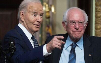 Le président américain Joe Biden, sous le regard du sénateur Bernie Sanders, indépendant du Vermont, lors d'un événement sur la baisse des coûts des soins de santé, dans la salle du Traité indien de la Maison Blanche, à Washington, le 3 avril 2024. (Crédit : Jim Watson/AFP)