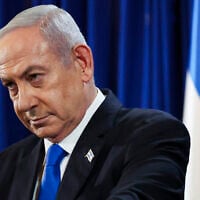 Le Premier ministre Benjamin Netanyahu s'adressant lors d'une conférence de presse au milieu du conflit en cours entre Israël et le groupe terroriste palestinien du Hamas à Gaza, à Tel Aviv, le 13 juillet 2024. (Crédit : Nir Elias/POOL/AFP)
