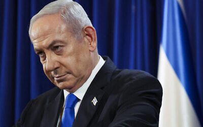 Le Premier ministre Benjamin Netanyahu s'adressant lors d'une conférence de presse au milieu du conflit en cours entre Israël et le groupe terroriste palestinien du Hamas à Gaza, à Tel Aviv, le 13 juillet 2024. (Crédit : Nir Elias/POOL/AFP)