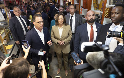 La vice-présidente américaine Kamala Harris et le gouverneur de Pennsylvanie Josh Shapiro s'adressant à la presse lors d'une halte au Reading Terminal Market, à Philadelphie, en Pennsylvanie, le 13 juillet 2024. (Crédit : Ryan Collerd/AFP via Getty Images via JTA)