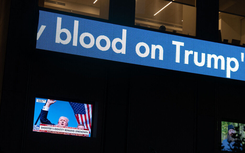Des écrans de télévision annonçant l'attaque dont a été victime l'ancien président américain Donald Trump à New York City, le 13 juillet 2024. (Crédit : Adam GRAY / AFP)
