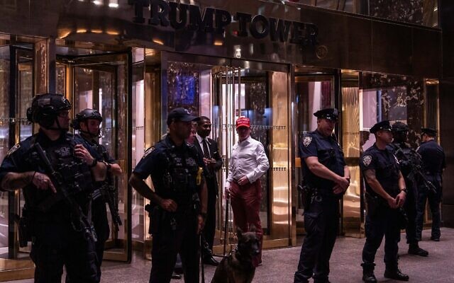 Les services de sécurité montent la garde à l'extérieur de la Trump Tower à New York City, après que l'ex-président américain Donald Trump a été blessé par balle lors d'un rassemblement de campagne à Butler, en Pennsylvanie, le 13 juillet 2024. (Crédit : Adam Gray / AFP)