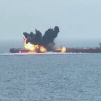 Le CHIOS LION, un pétrolier battant pavillon libérien, ciblé par des navires de surface sans équipage dans la mer Rouge, le 15 juillet 2024. (Crédit : ANSARULLAH MEDIA CENTRE/AFP)
