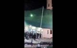 Cette image tirée d'une vidéo de l'UGC prise le 16 juillet 2024 montre des personnes fuyant la scène d'une fusillade à la mosquée Imam Ali dans le quartier Al-Wadi Al-Kabir à l'est de Mascate, la capitale d'Oman. (Crédit : UGC/AFP)