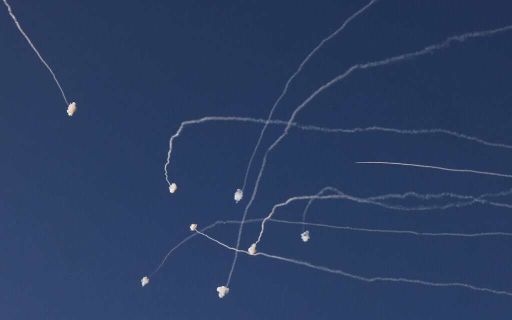 Des roquettes tirées depuis le sud du Liban sont interceptées par le système de défense aérienne israélien Dome de fer au-dessus de la région de la Haute Galilée, dans le nord d'Israël, le 16 juillet 2024. (Crédit :  Menahem KAHANA / AFP).