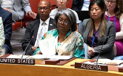 L'ambassadrice américaine aux Nations unies Linda Thomas-Greenfield pendant une réunion du Conseil de sécurité de l'ONU consacrée au Moyen-Orient et notamment à la question palestinienne au siège de l'ONU, à New York, le 17 juillet 2024. (Crédit :  Timothy A. Clary/AFP)