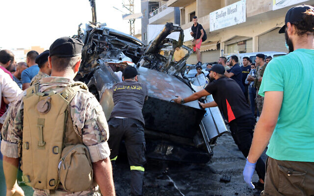L'épave d'une voiture dans laquelle un commandant du Hamas a été tué par une frappe israélienne, dans le village de Ghazzeh, dans la région de la Beqaa, à l'est du Liban, le 18 juillet 2024. (Crédit : Hassan JARRAH/AFP)