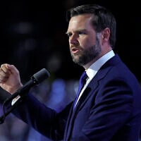Le sénateur américain JD Vance de l'Ohio acceptant la nomination à la vice-présidence lors du troisième jour de la Convention nationale républicaine de 2024, au Fiserv Forum, à Milwaukee, le 17 juillet 2024. (Crédit : Kamil Krzaczynski/AFP)