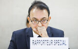 Le rapporteur spécial sur la situation des droits de l'Homme en République islamique d'Iran, Javaid Rehman, lors d'une session spéciale du Conseil des droits de l'Homme des Nations unies sur la situation en Iran, aux Nations unies à Genève, le 24 novembre 2022. (Crédit : Valentin Flauraud/AFP)