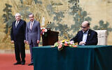 Moussa Abu Marzouk (à droite), membre senior du groupe terroriste Hamas signant un document sous le regard du ministre des Affaires étrangères chinois Wang Yi (au centre) et de Mahmoud al-Aloul, vice-président du comité central de l'organisation palestinienne et du parti politique Fatah, lors de la signature de la « déclaration de Pékin », à la maison d'hôtes d'État Diaoyutai, à Pékin, le 23 juillet 2024. (Crédit : Pedro Pardo/AFP)