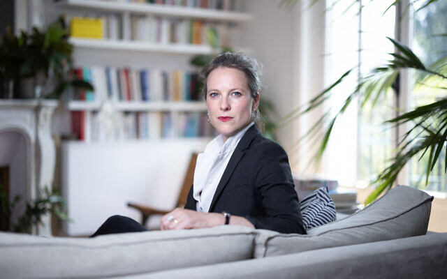 L'économiste et femme politique française Lucie Castets chez elle, à Paris, le 24 juillet 2024. (Crédit : JOEL SAGET / AFP)