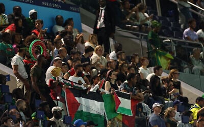 Des supporters brandissant des drapeaux palestiniens pendant le match de football masculin du groupe D entre le Mali et Israël lors des Jeux olympiques de Paris 2024, au Parc des Princes, à Paris, le 24 juillet 2024. (Crédit : Franck Fife/AFP) Des supporters brandissant des drapeaux palestiniens pendant le match de football masculin du groupe D entre le Mali et Israël lors des Jeux olympiques de Paris 2024, au Parc des Princes, à Paris, le 24 juillet 2024. (Crédit : Franck Fife/AFP)