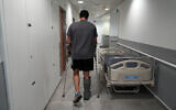 Barak, dont la jambe a été déchiquetée par une grenade lors d'une mission de sauvetage d'otages dans la bande de Gaza, marchant dans un couloir de l'hôpital Ichilov, à Tel Aviv, le 22 juillet 2024. (Crédit : Sharon Aranowicz/AFP)