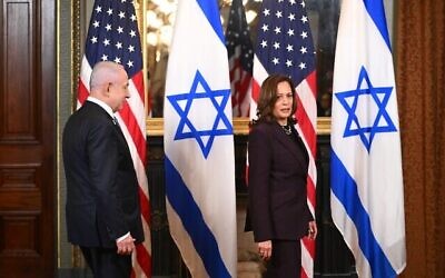 La vice-présidente américaine Kamala Harris, à droite, et le Premier ministre Benjamin Netanyahu arrivent pour une réunion dans le bureau de cérémonie du vice-président, dans le bâtiment exécutif Eisenhower à Washington, DC, le 25 juillet 2024. (Roberto Schmidt / AFP)