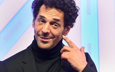 L'acteur franco-israélien Tomer Sisley lors d'un photocall du festival International Series Mania à Lille, dans le nord de la France, le 24 mars 2023. Largo Winch revient au cinéma le 31 juillet 2024 avec une nouvelle adaptation survoltée de la bande dessinée culte, mettant en scène Tomer Sisley pour la troisième fois. Et un nouveau méchant, interprété par James Franco. (Crédit : François Lo Presti/AFP)