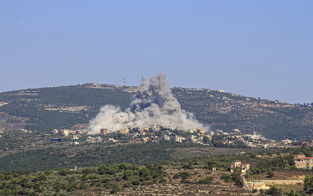 Des volutes de fumée se dégagent après une frappe aérienne israélienne dans le village frontalier de Chihine, au sud du Liban, le 28 juillet 2024. (Crédit : Kawnat Haju/AFP)