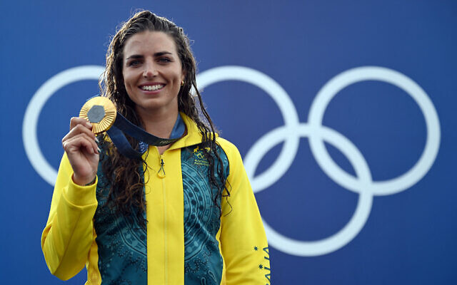 L'Australienne Jessica Fox, médaillée d'or, célébrant son exploit sur le podium lors de la cérémonie de remise des médailles après la finale de l'épreuve féminine de kayak simple en canoë slalom, lors des Jeux Olympiques de Paris 2024, au stade nautique de Vaires-sur-Marne, le 28 juillet 2024. (Crédit : Olivier Morin/AFP) L'Australienne Jessica Fox, médaillée d'or, célébrant son exploit sur le podium lors de la cérémonie de remise des médailles après la finale de l'épreuve féminine de kayak simple en canoë slalom, lors des Jeux Olympiques de Paris 2024, au stade nautique de Vaires-sur-Marne, le 28 juillet 2024. (Crédit : Olivier Morin/AFP)