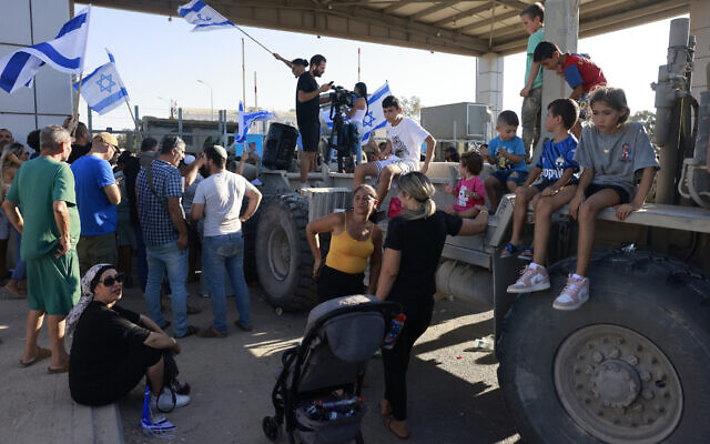 Des Israéliens de droite manifestant à côté de la base militaire de Sde Teiman, près de Beer Sheva, le 29 juillet 2024. (Crédit : Menahem Kahana/AFP)