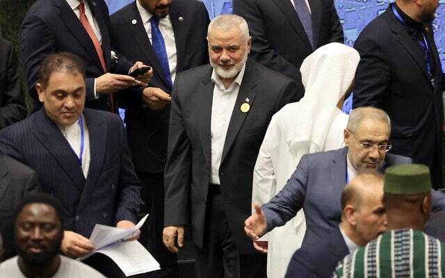 Le chef du Hamas, Ismaïl Haniyeh, arrivant pour l'investiture du nouveau président iranien au Parlement, à Téhéran, le 30 juillet 2024. (Crédit : AFP)