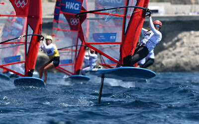 L'Israélienne Sharon Kantor participant à la course 4 de l'épreuve féminine de planche à voile IQFoil lors des compétitions de voile des Jeux Olympiques de Paris 2024 à la marina du Roucas-Blanc, à Marseille, le 30 juillet 2024. (Crédit : Christophe Simon/AFP)