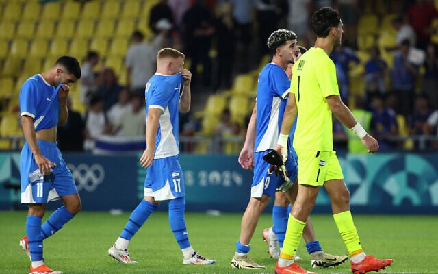 Les joueurs d'Israël après avoir été battus par le Japon à la fin de leur match de football masculin du groupe D lors des Jeux olympiques de Paris 2024 au stade de la Beaujoire à Nantes, le 30 juillet 2024. (Crédit : ROMAIN PERROCHEAU / AFP) Les joueurs d'Israël après avoir été battus par le Japon à la fin de leur match de football masculin du groupe D lors des Jeux olympiques de Paris 2024 au stade de la Beaujoire à Nantes, le 30 juillet 2024. (Crédit : ROMAIN PERROCHEAU / AFP)