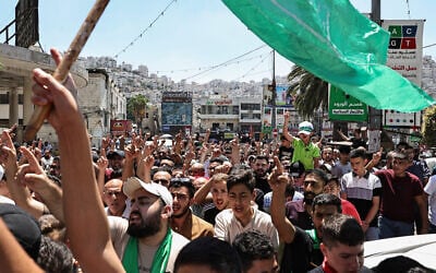 Des Palestiniens assistant à une manifestation suite à l'assassinat du chef du Hamas, Ismaïl Haniyeh, à Naplouse, en Cisjordanie, le 31 juillet 2024. (Crédit : Zaïn Jaafar/AFP)