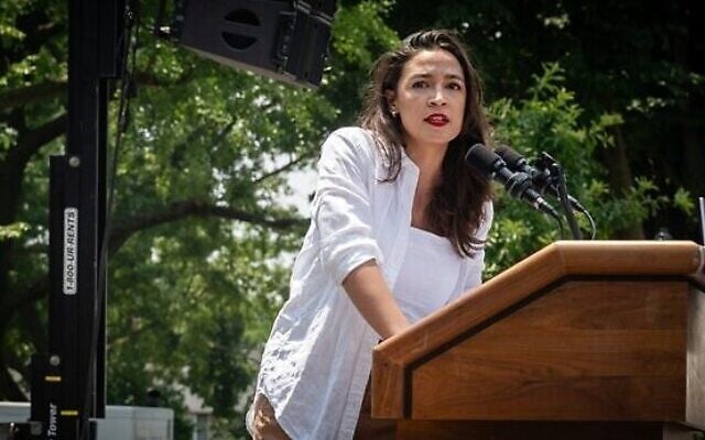 La représentante démocrate de New York Alexandria Ocasio-Cortez lors d'un rassemblement de campagne dans le Bronx, le 22 juin 2024. (Crédit :  Luke Tress/JTA)